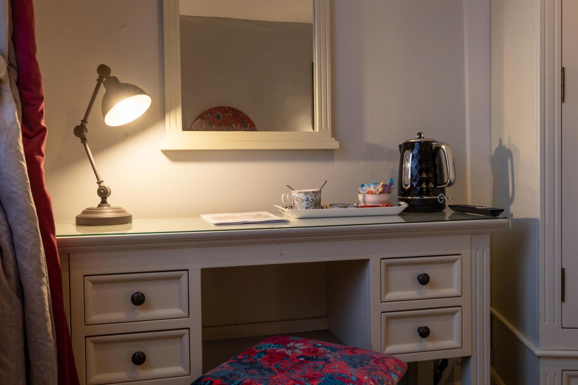 The Old Vicarage Hotel & Restaurant بريدجواتر المظهر الخارجي الصورة A dressing table