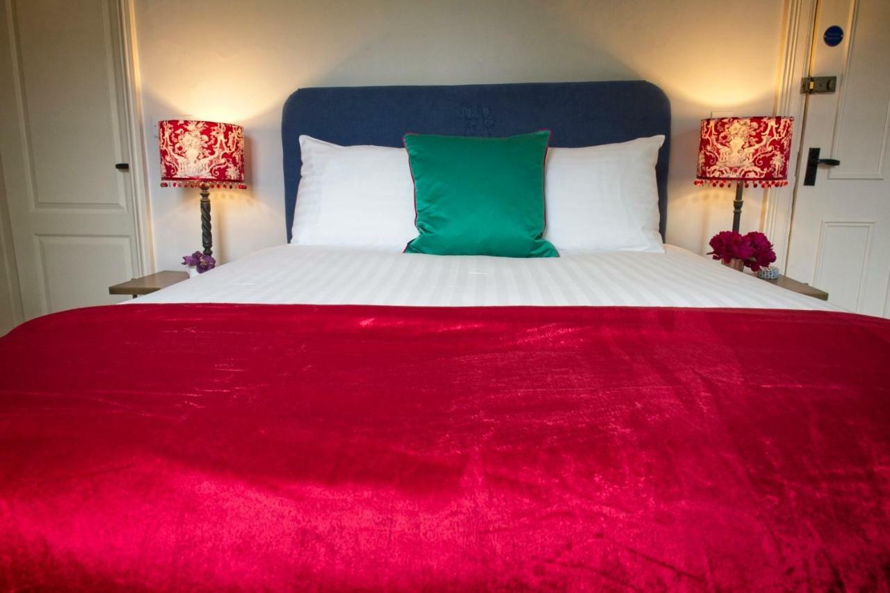 The Old Vicarage Hotel & Restaurant بريدجواتر المظهر الخارجي الصورة A bed with a red duvet